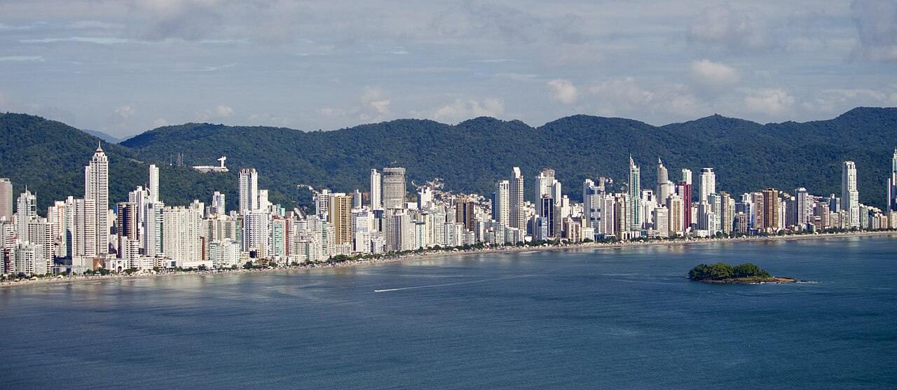 Skyline de Balneário Camboriú vista do mar, com montanhas ao fundo