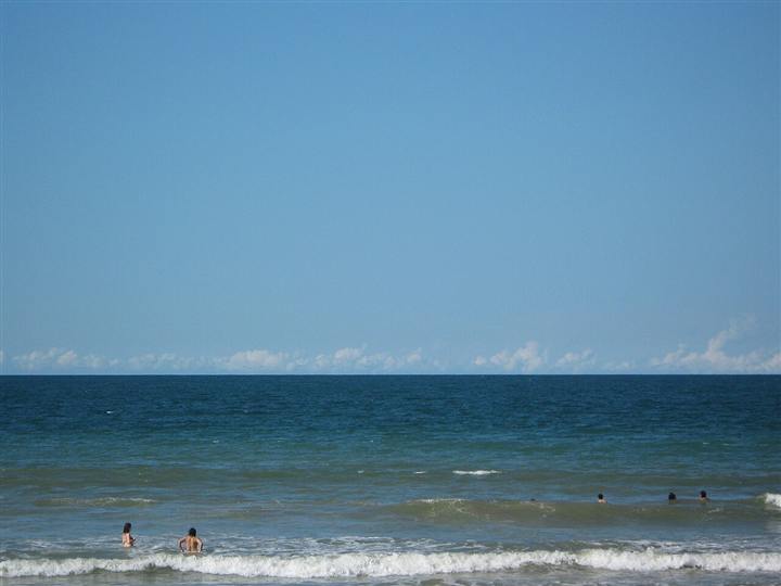 Mar calmo e horizonte no litoral leste do Ceará